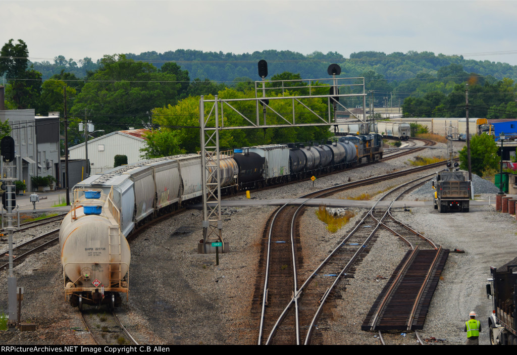 A Short CSX Freight Rounds The Bend